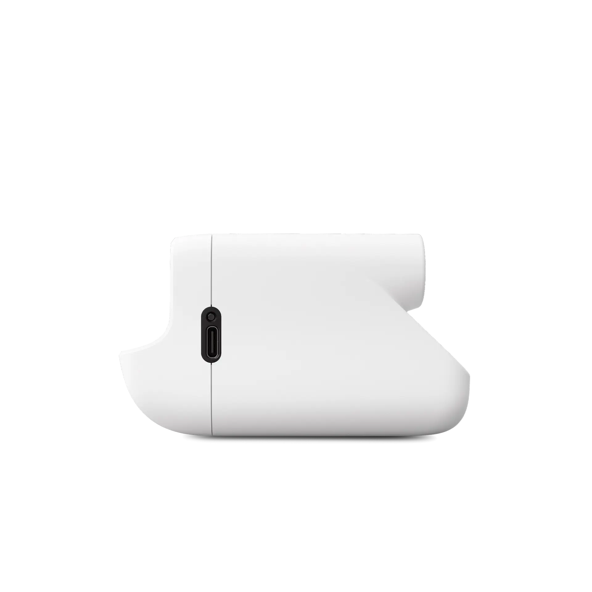 Yanında bir USB-C portu olan beyaz bir cihaz. Siyah arka plan.