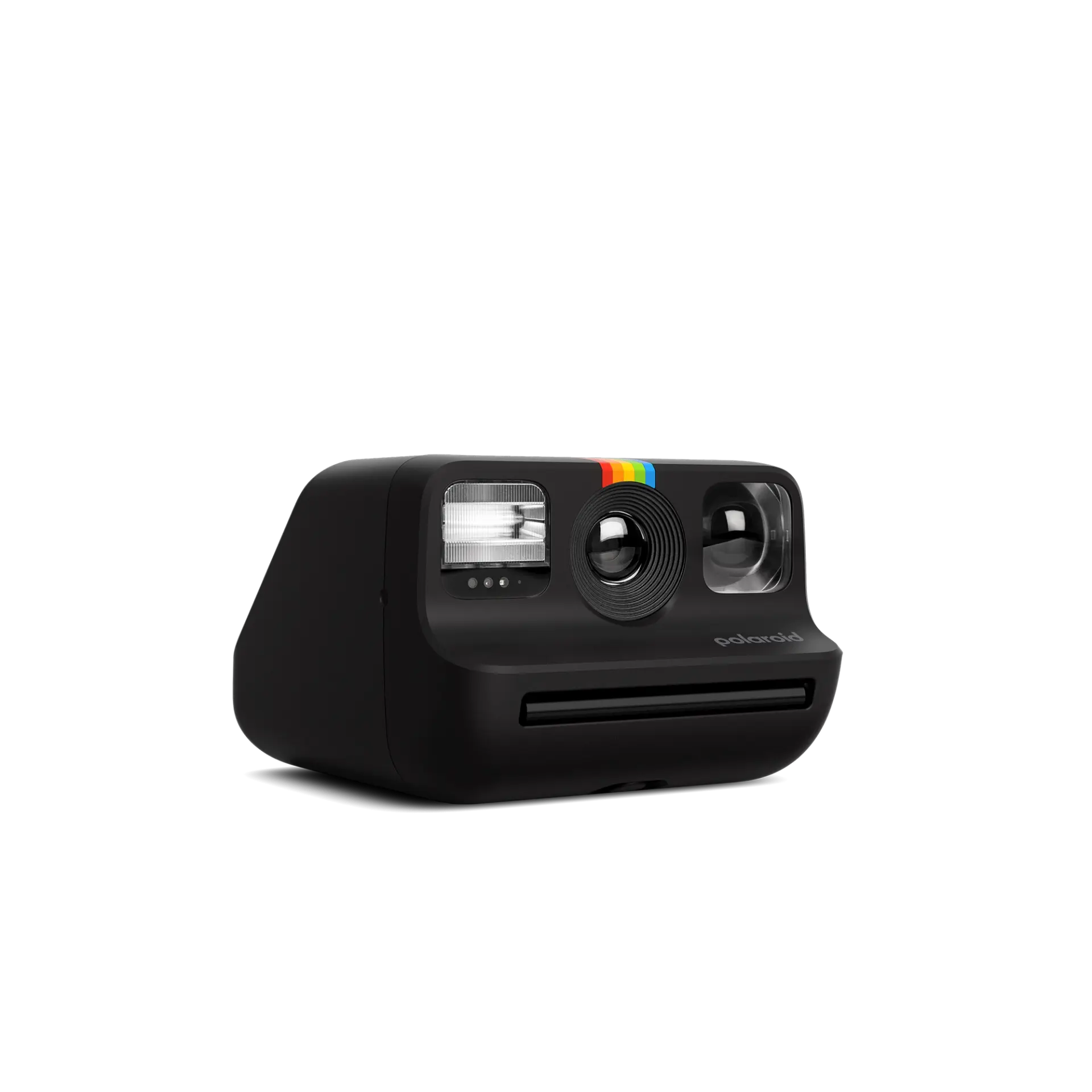 Üstünde gökkuşağı şeridi olan siyah bir Polaroid kamera, siyah zemin üzerinde izole edilmiş.