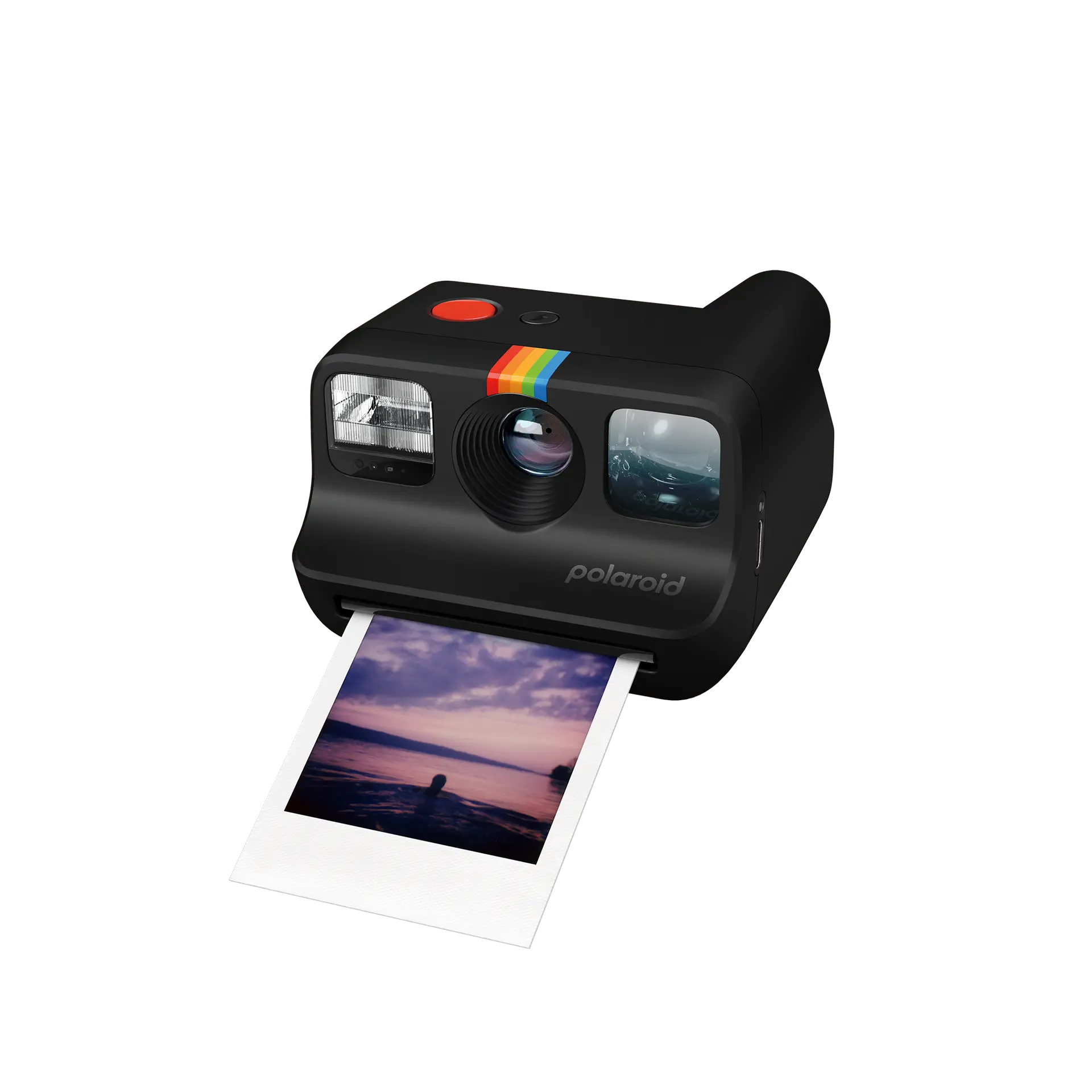 Fotoğrafı çıkan siyah Polaroid kamera. Fotoğraf, suda bir kişiyle gün batımını gösteriyor.