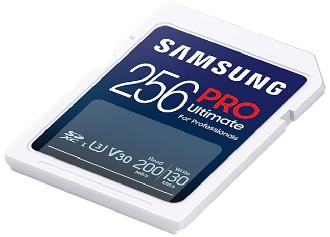 Karta SD, Samsung Pro, niebiesko-biała, widoczny tekst, widok pod kątem.