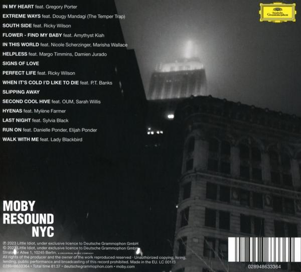 Die Rückseite eines CD-Covers mit Text und einem Stadtbild.