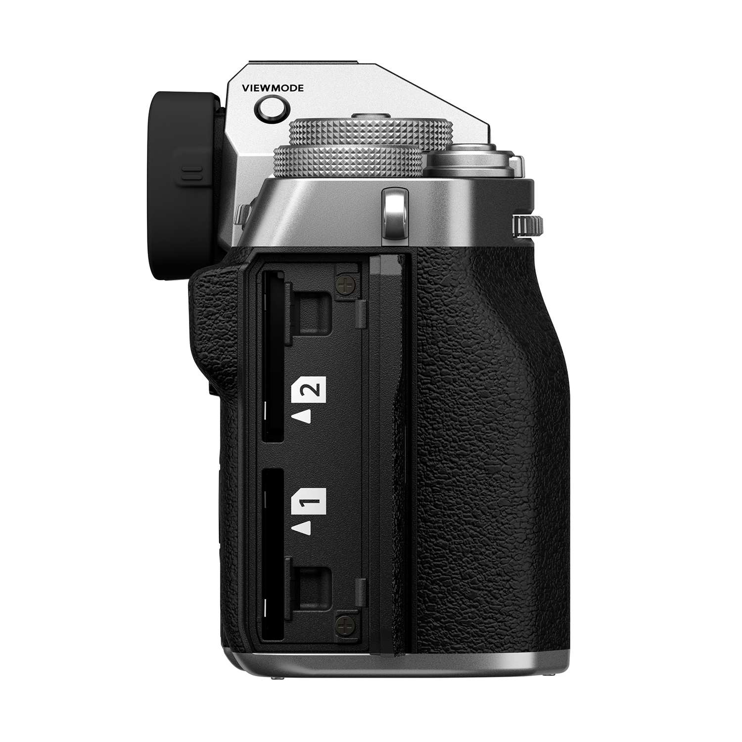 Una vista laterale di una fotocamera nera e argento con gli slot per schede visibili.