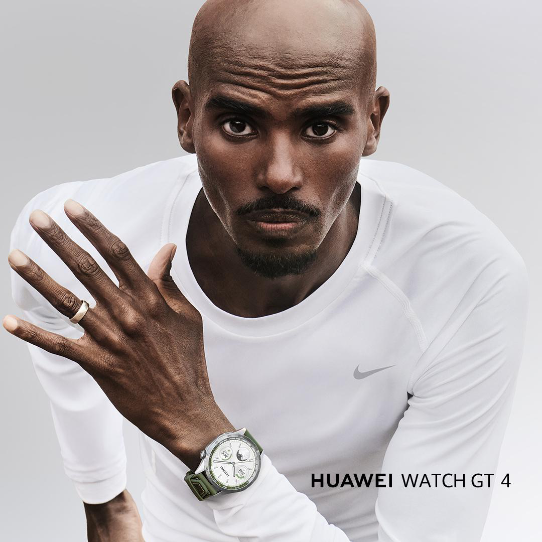 Mo Farah trägt weißes Nike-Oberteil und Uhr. Die Uhr zeigt HUAWEI WATCH GT 4 Logo.