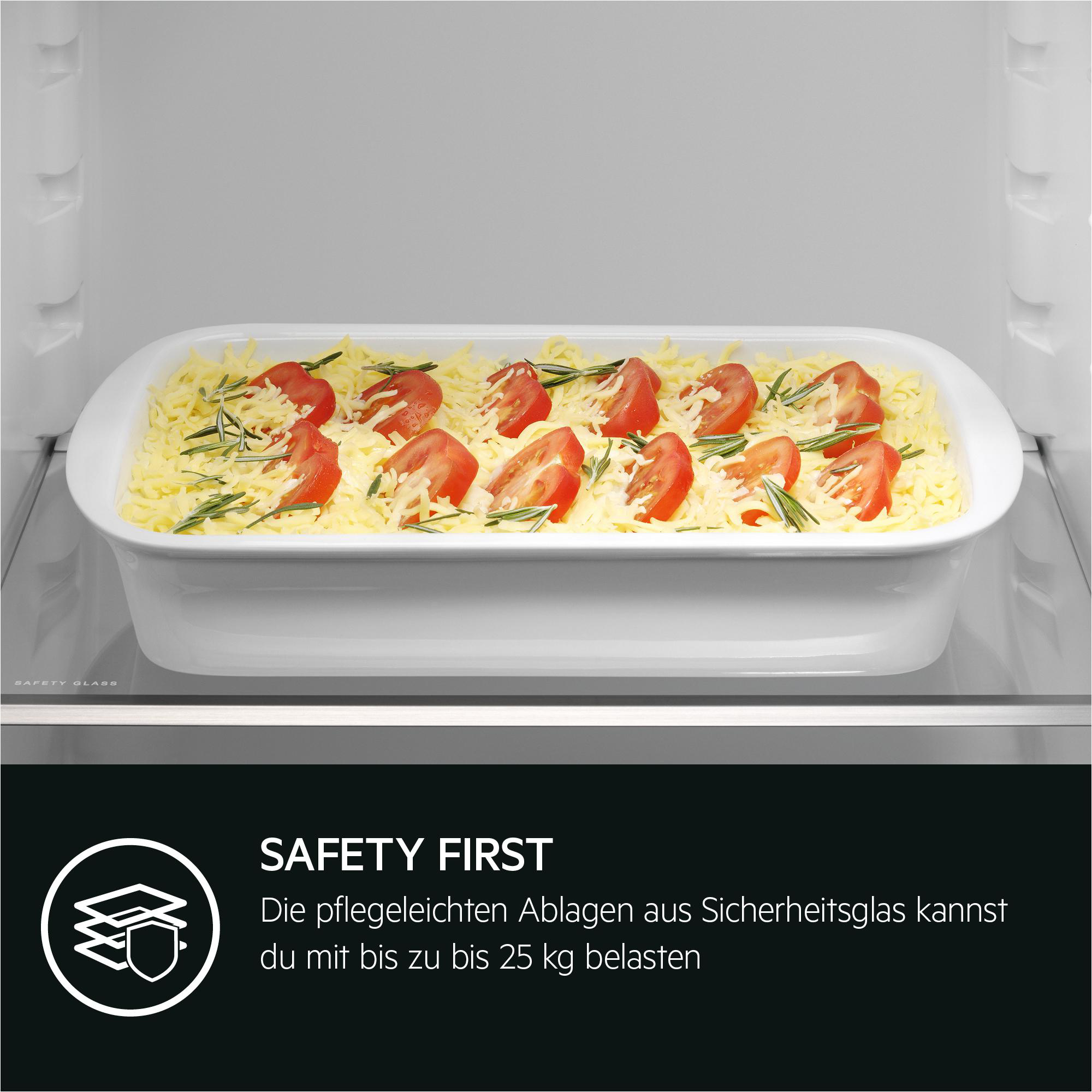 Eine weiße Schale mit Käse und Tomaten in einem Kühlschrank.