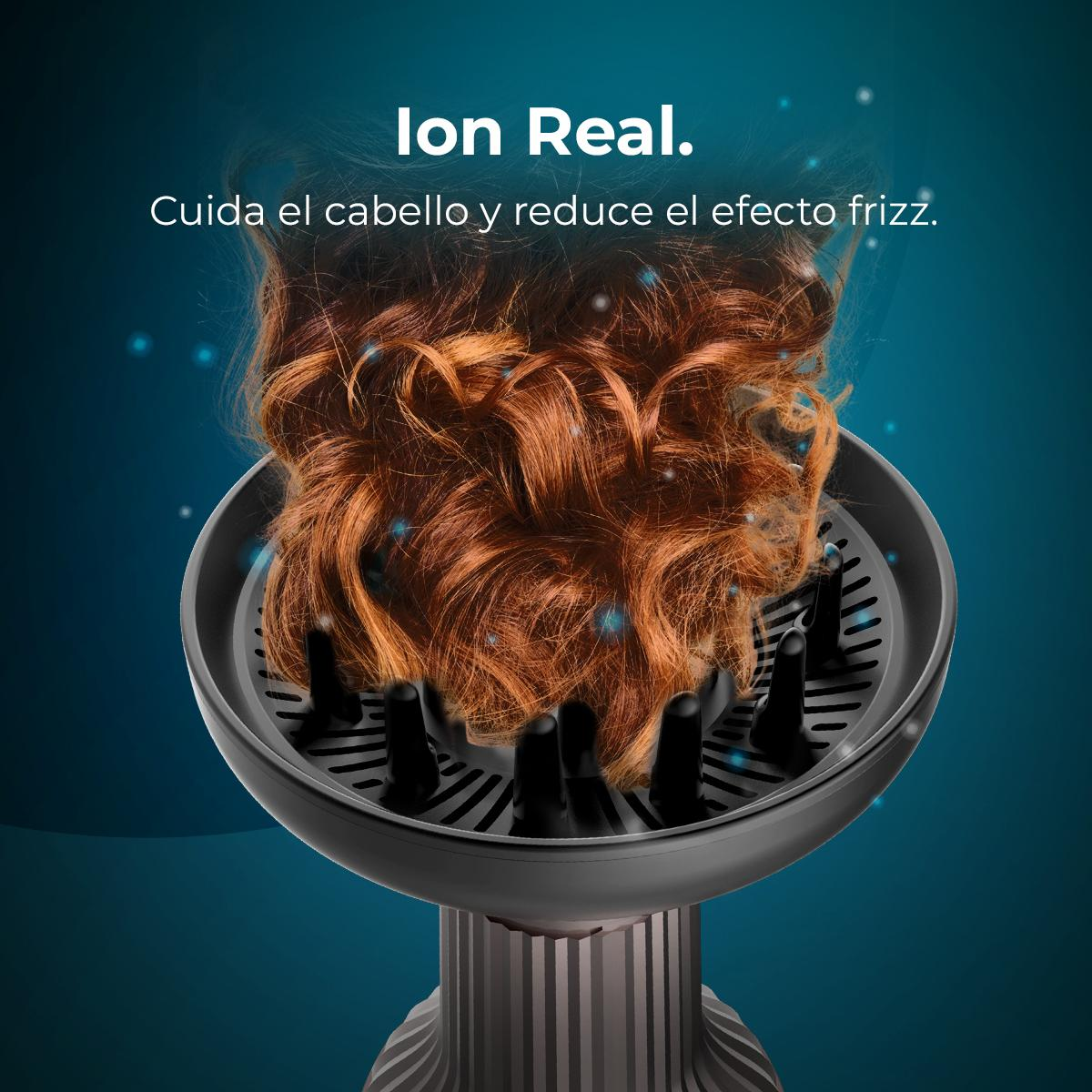 Secador de pelo con cabello dentro, toma del producto. Palabras 'Ion Real' y texto en español.