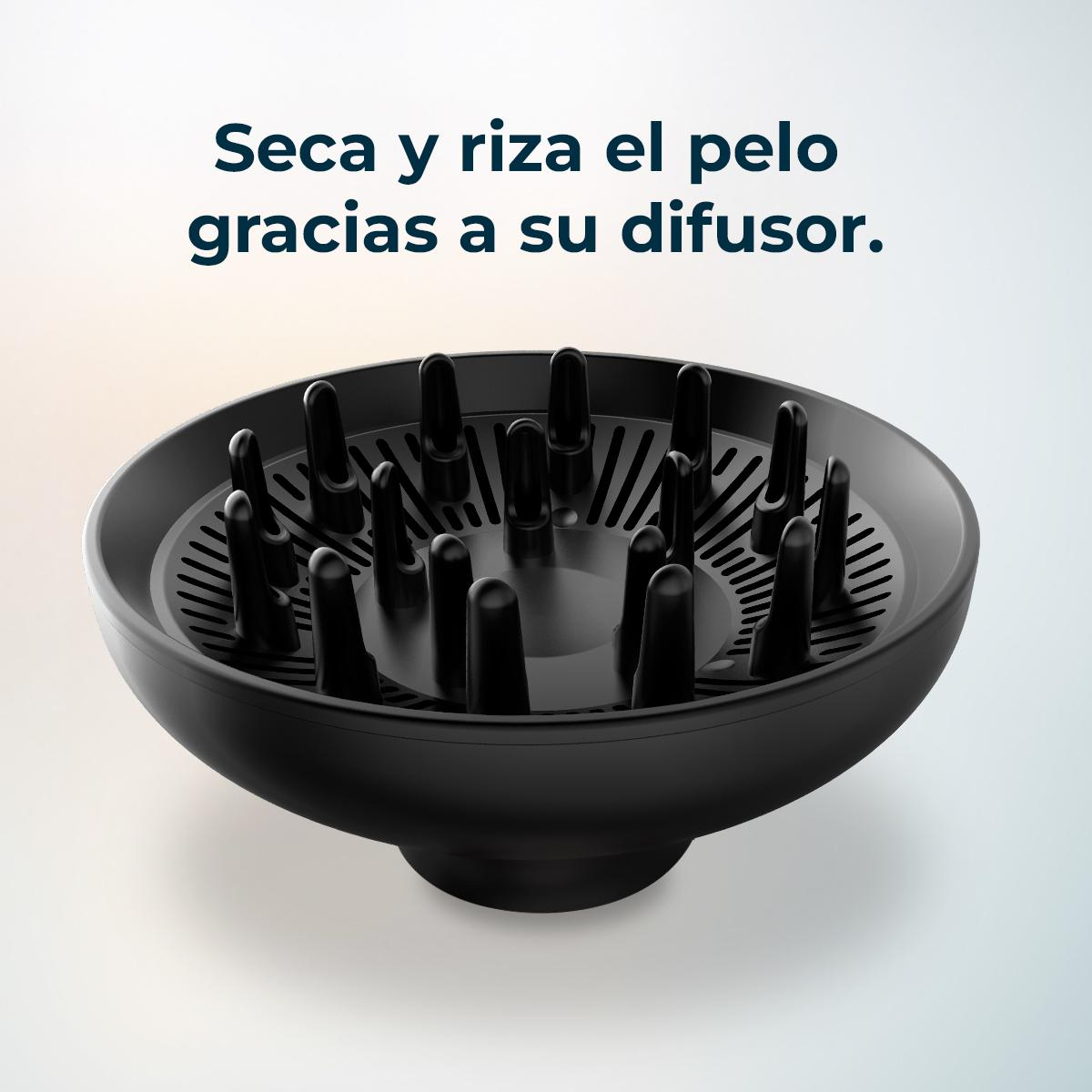 Un difusor de secador de pelo negro está enfocado, mostrando las boquillas sobre un fondo degradado borroso.