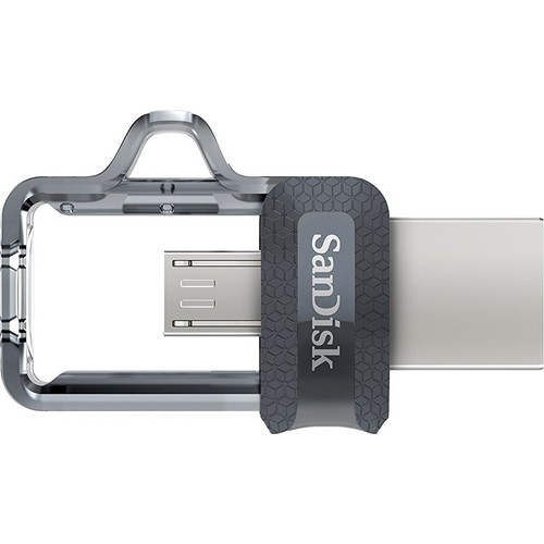 Gümüş ve gri USB flash sürücü. Siyah etiket. Beyaz zemin.