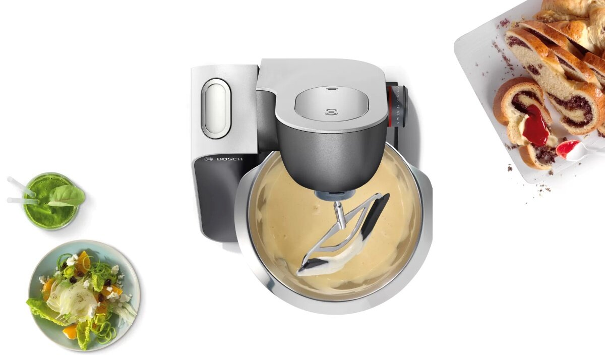 Mikser, sałatka i chleb. Mikser ma misę z ciastem.