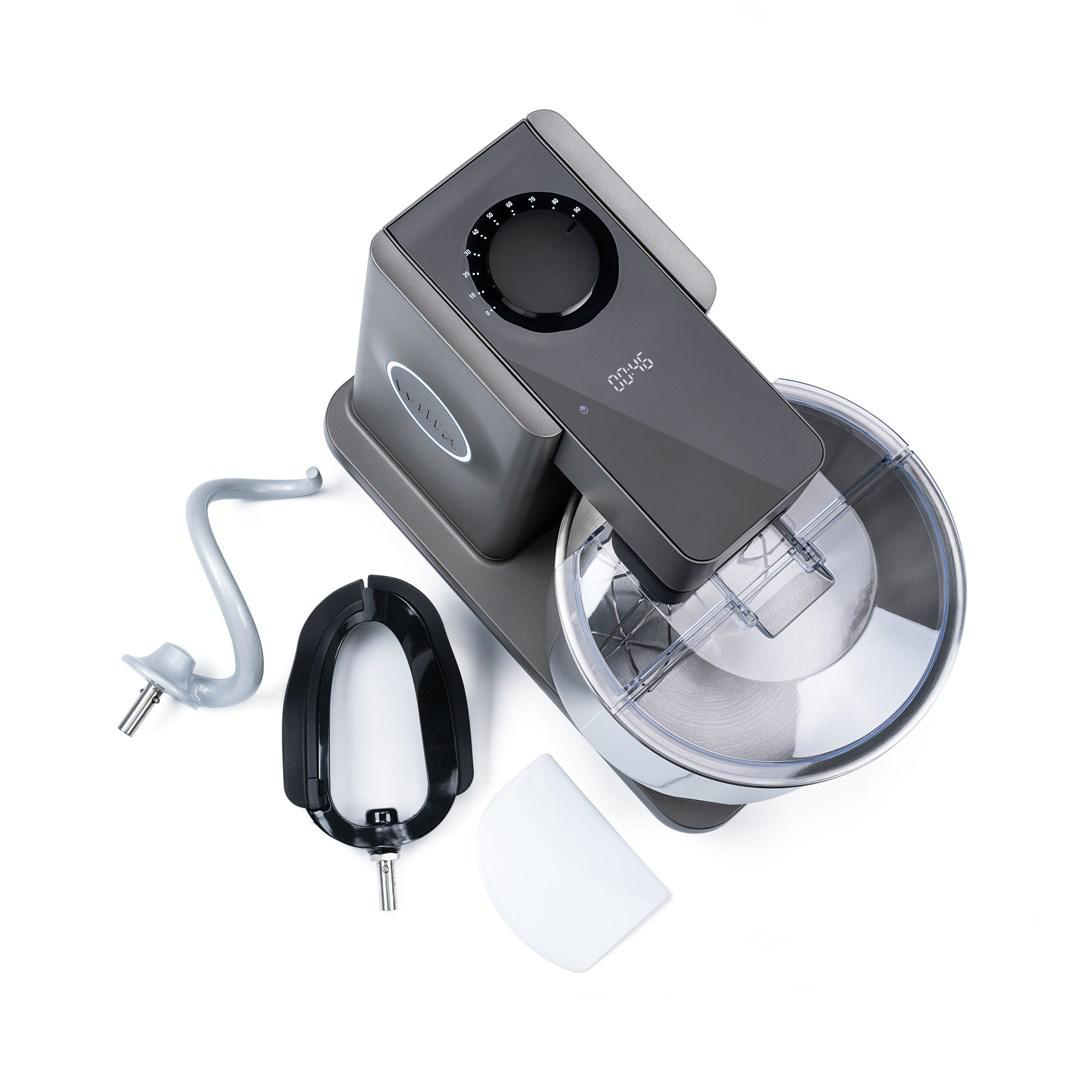 Ein grauer Küchen-Standmixer mit Aufsätzen und weißem Hintergrund.