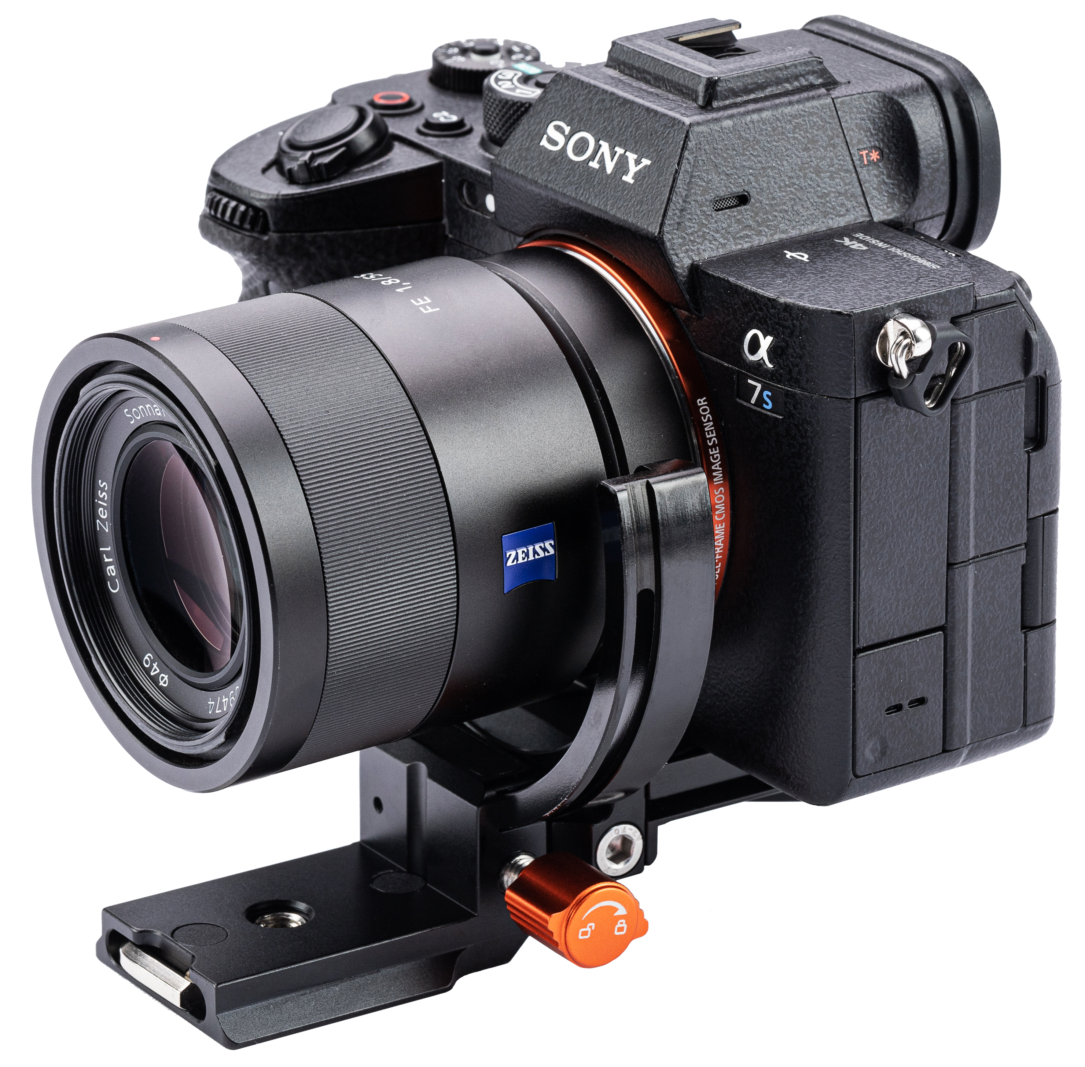 Eine schwarze Kamera mit Zeiss-Objektiv und orangefarbenem Anbau, vor weißem Hintergrund.
