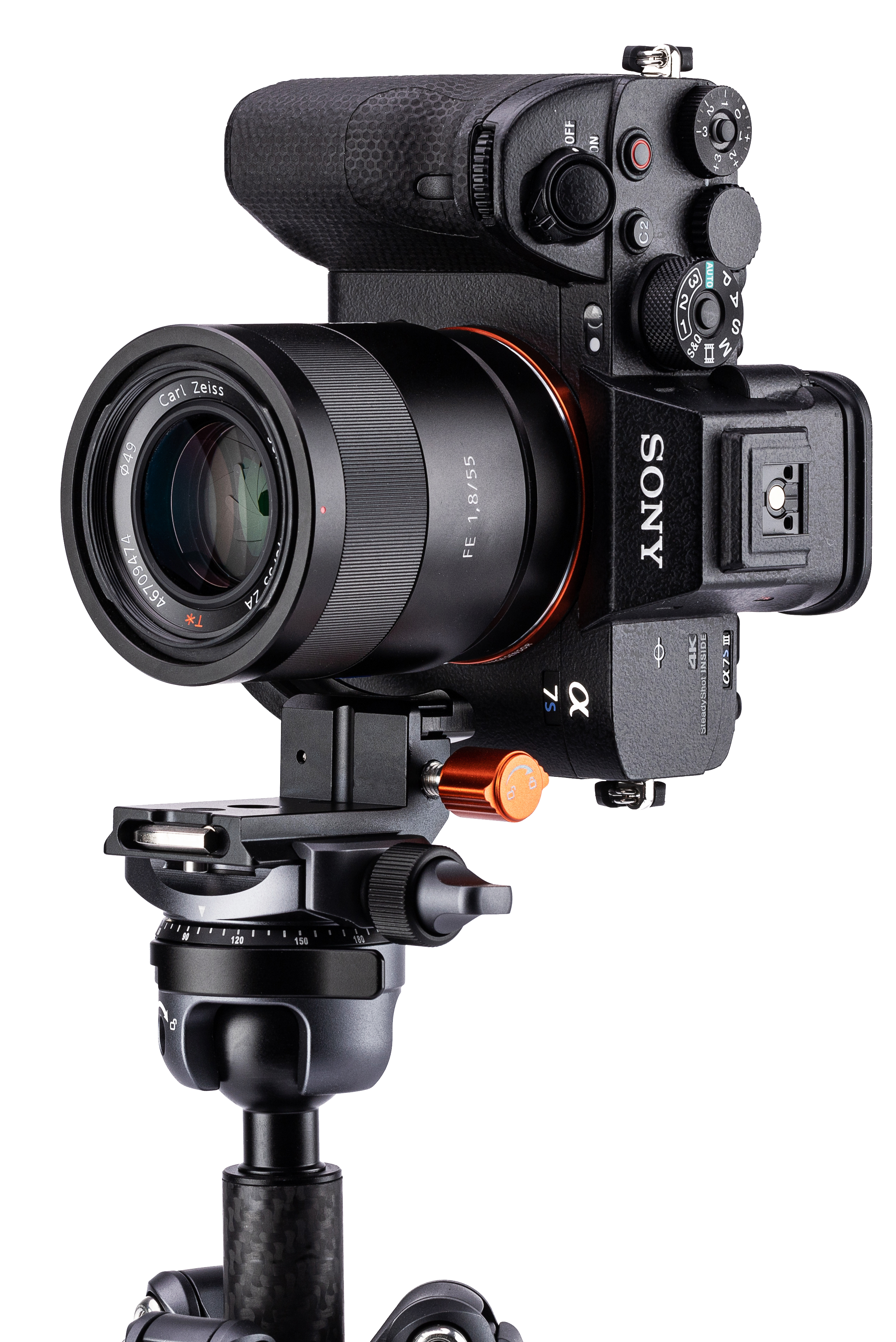 Sony Kamera mit Objektiv auf einem Stativ. Schwarzer Körper, silbernes Objektiv, orange Detail am Stativ.