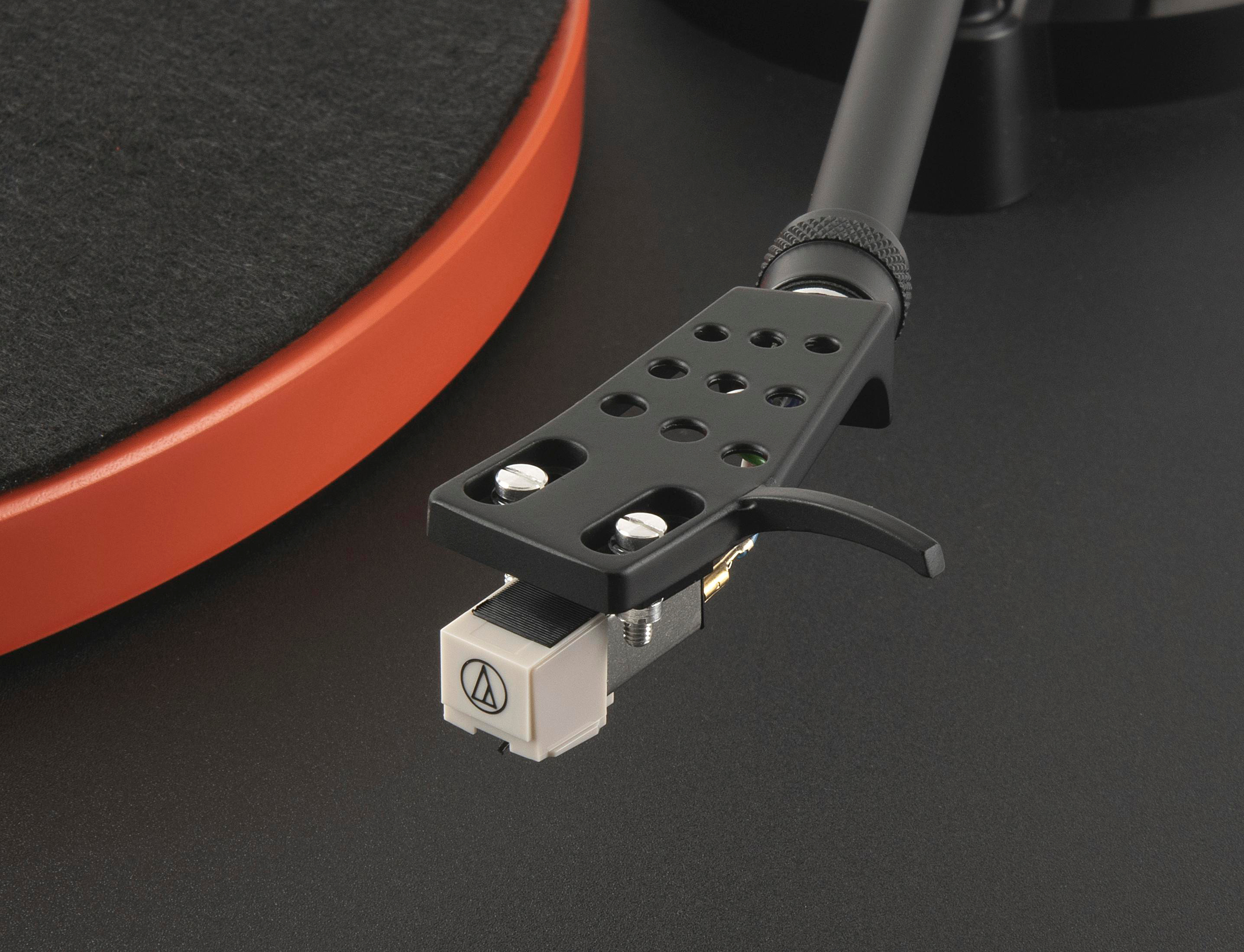 Nahaufnahme eines Plattenspieler-Tonabnehmers, mit Nadel und Audio-Technica-Logo.