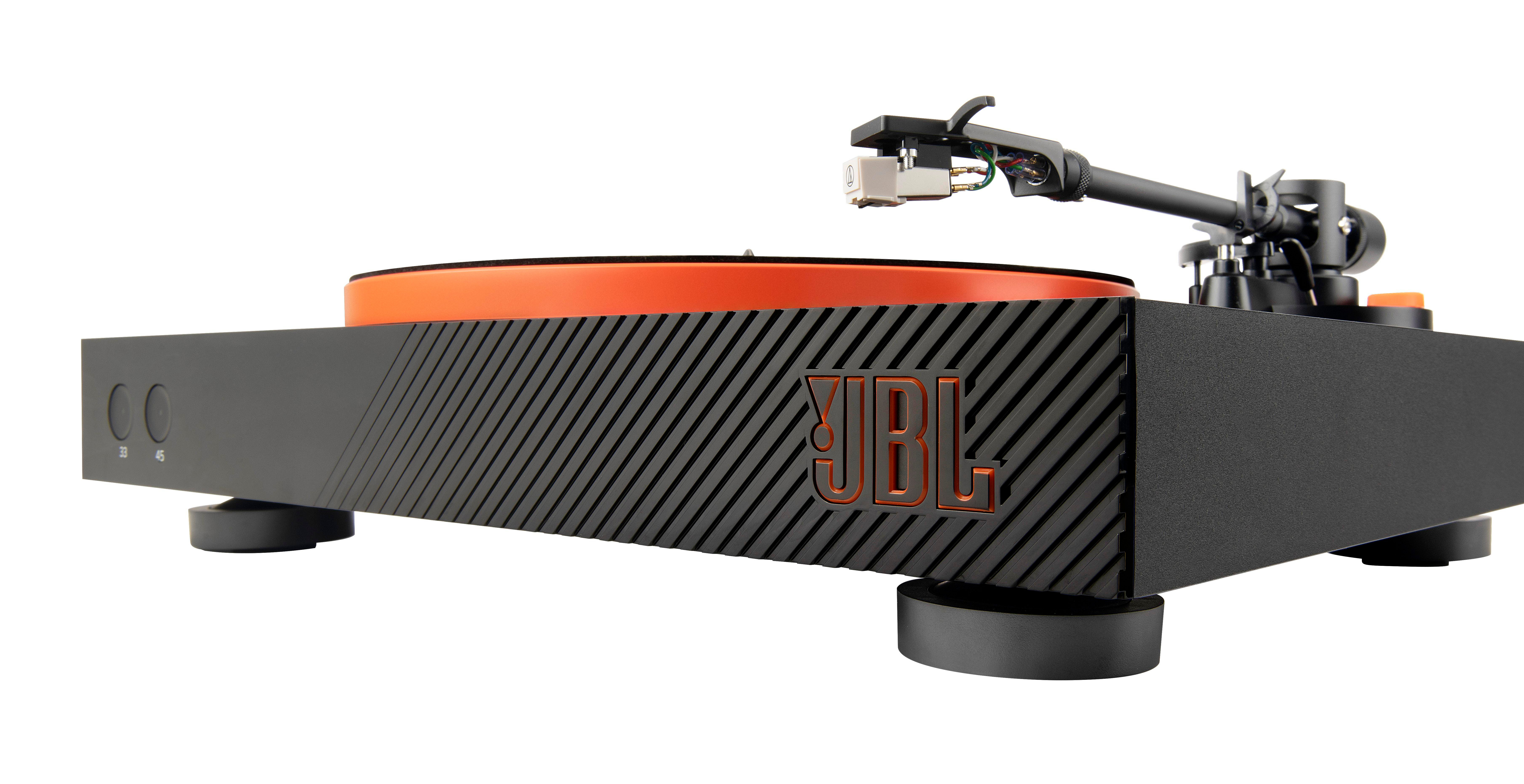 Schwarzer JBL-Plattenspieler mit orangefarbenem Zentrum und schwarzem Tonarm. Weißer Hintergrund.