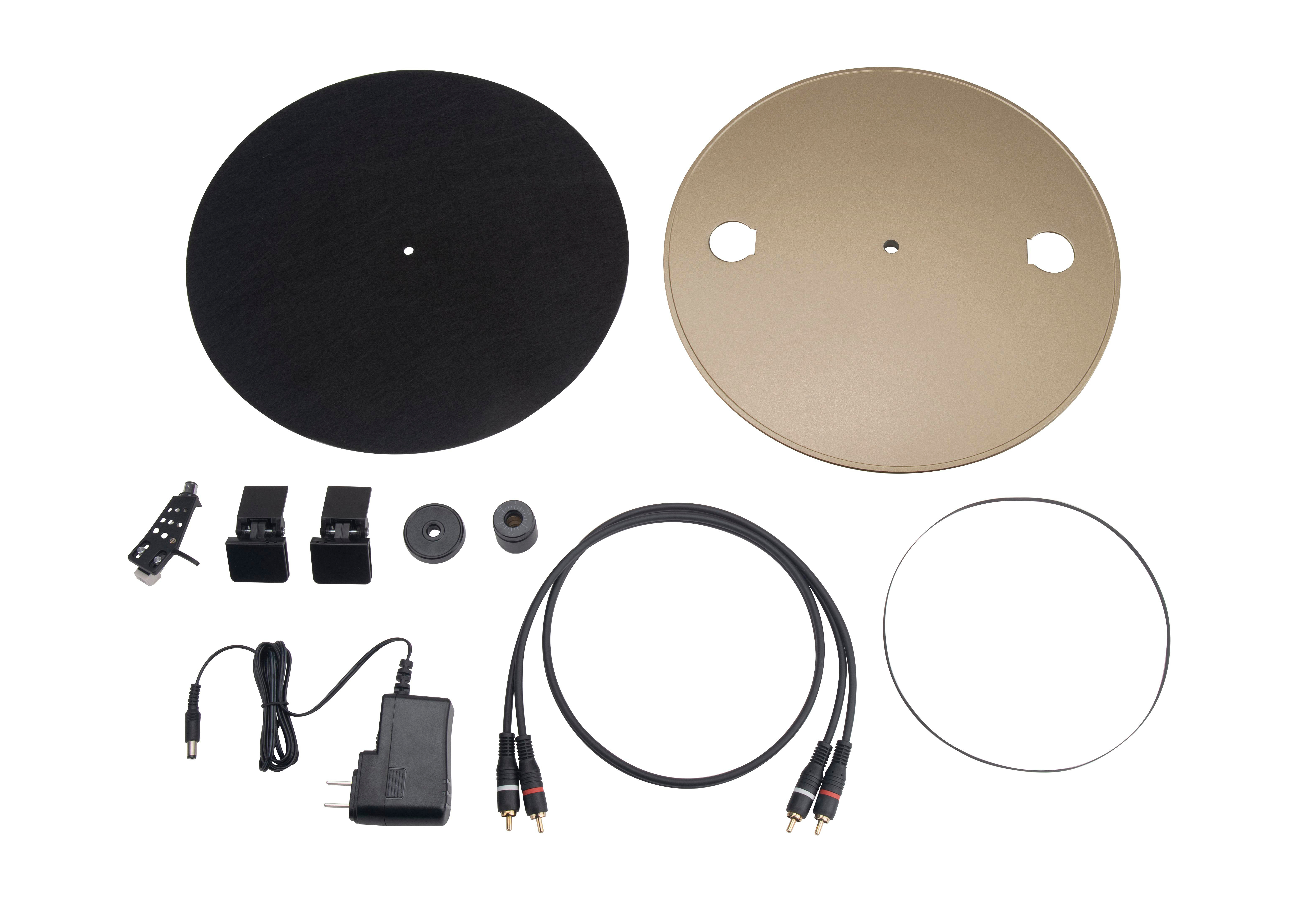 Plattenspieler-Komponenten: Teller, Matte, Arm, Klemmen, Gewicht, Kabel, Adapter und Zubehör.