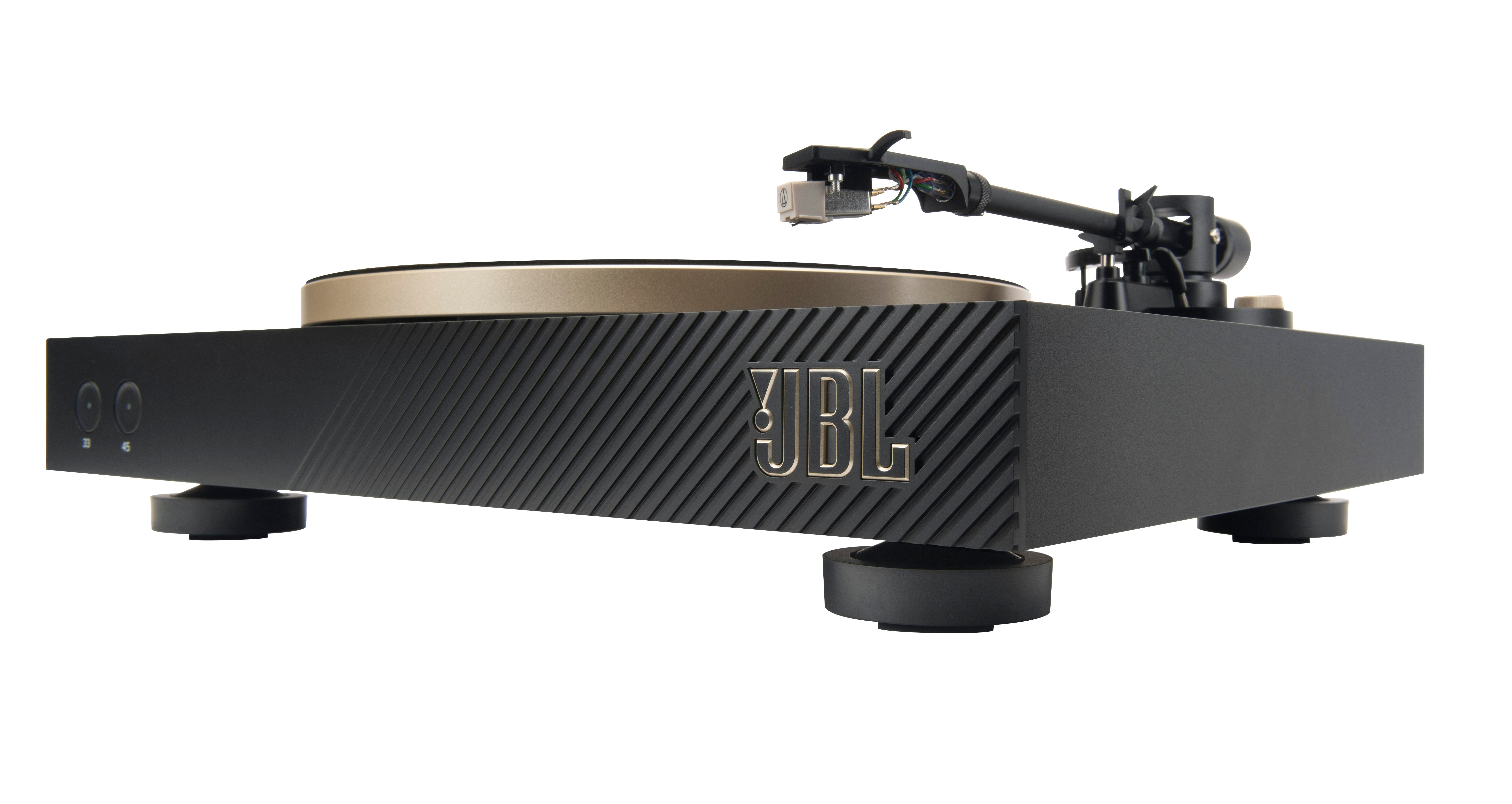 Schwarzer JBL-Plattenspieler mit goldenen Akzenten, mit dem JBL-Logo, auf weißem Hintergrund.