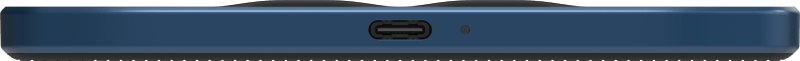 Egy kék eszköz aljának közeli képe, USB-C porttal.