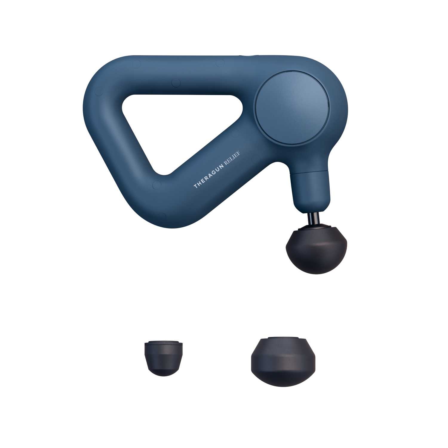 Ein dunkelblaues Theragun-Massagegerät mit dreieckigem Griff, kugelförmigem Kopf und zwei schwarzen Aufsätzen auf weißem Hintergrund.