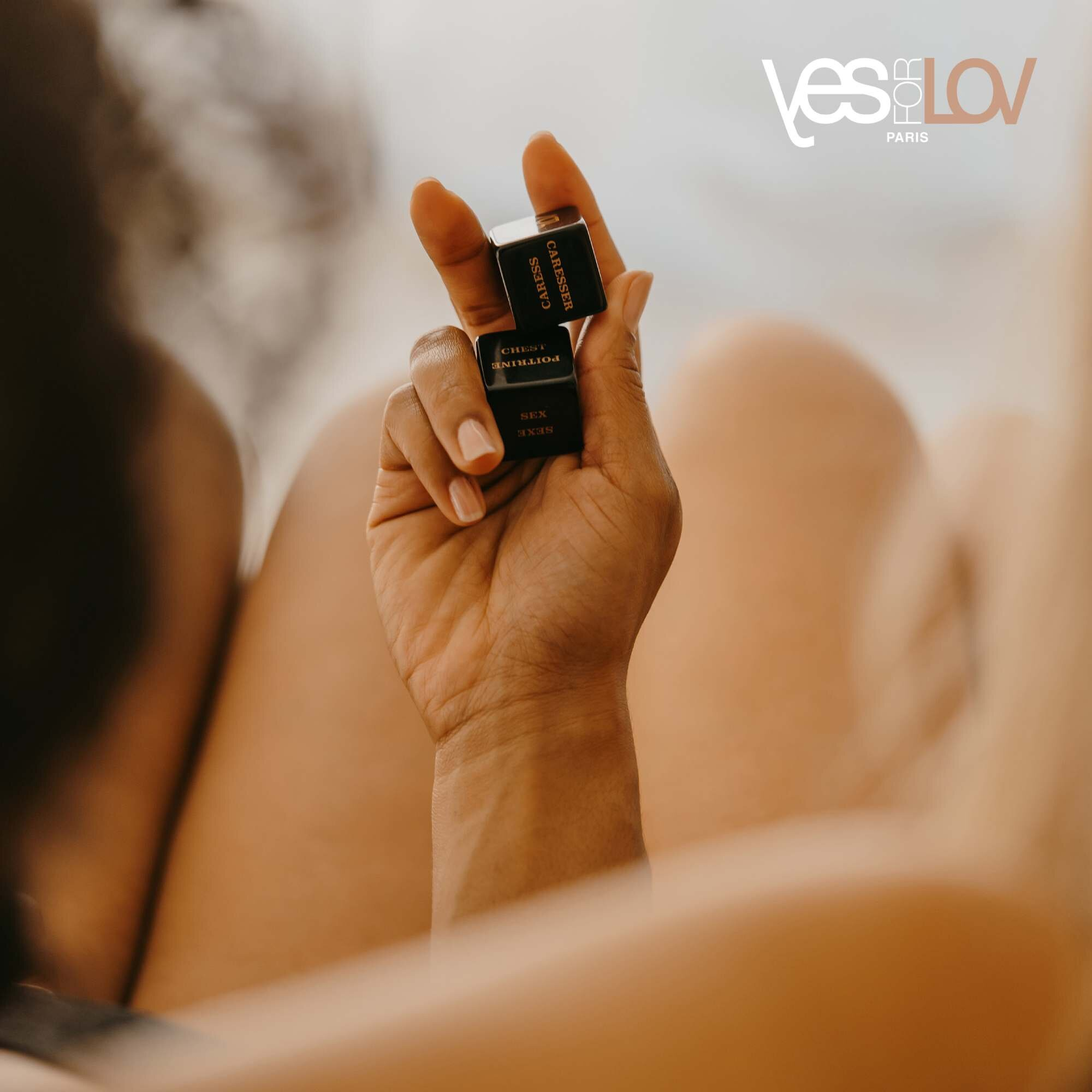 Dłoń trzymająca czarne kostki z tekstem: 'CARESSE' i 'POTIONS CARD'.