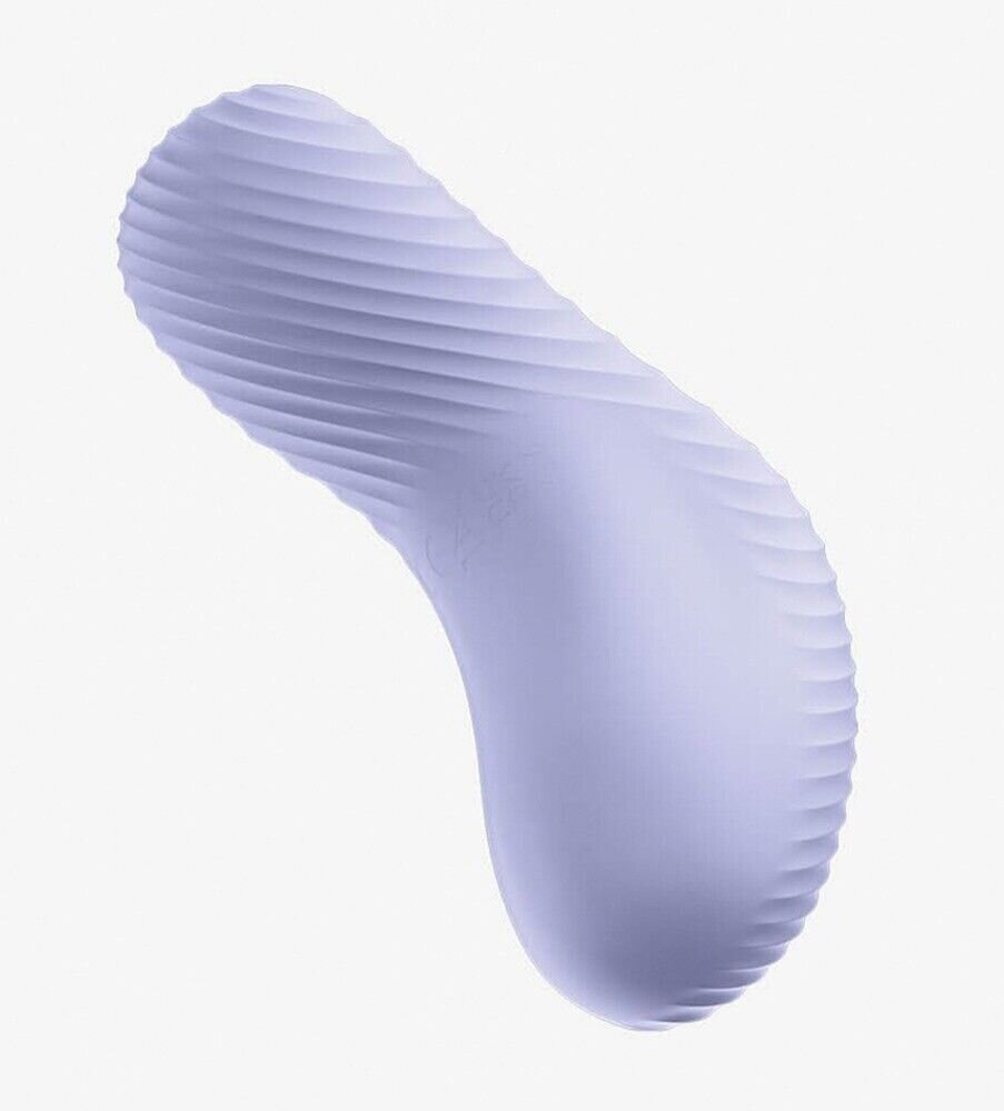 Fioletowy wibrator z żebrowanym wzorem na białym tle.