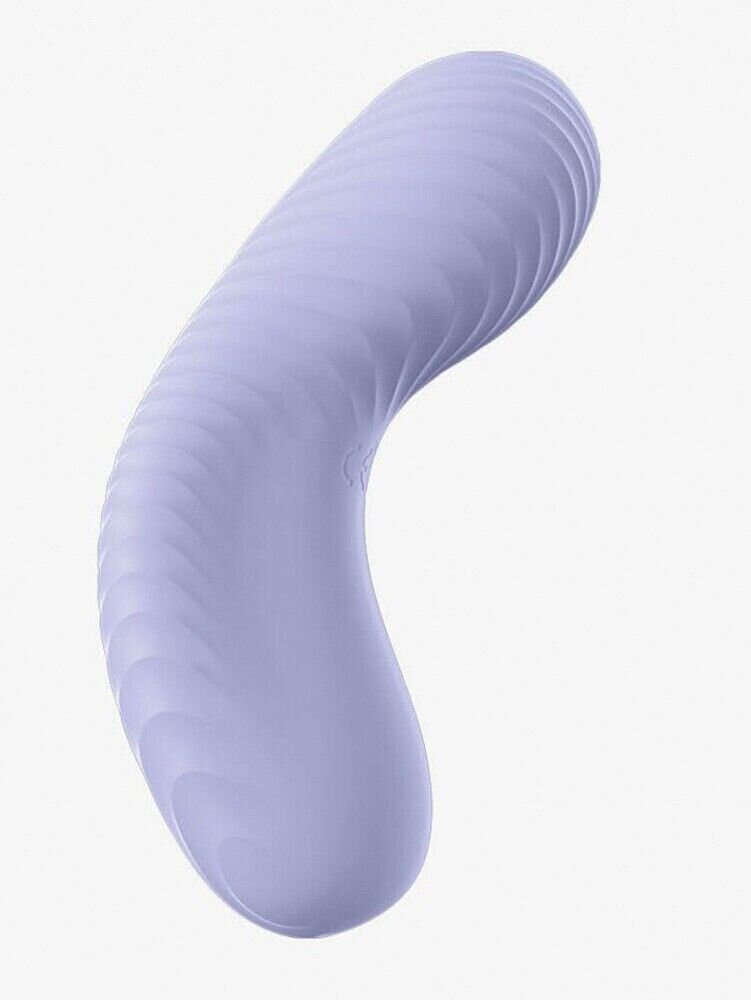 Jasnofioletowa, zakrzywiona zabawka erotyczna z grzbietami. Jest na białym tle.