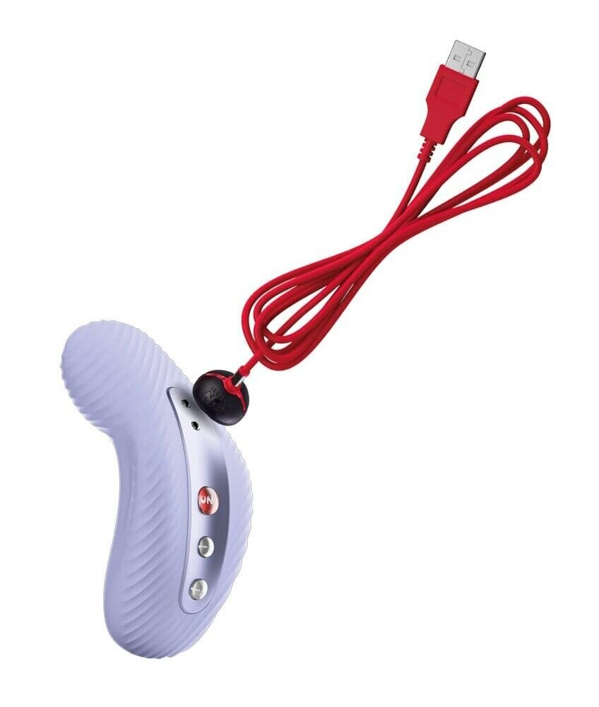 Fioletowa zabawka erotyczna z czerwonym kablem i złączem USB. Białe tło.