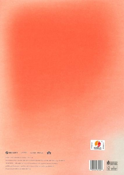 Ein abstrakter Hintergrund mit Orange- und Weißtönen. Ein Logo und Text sind vorhanden.