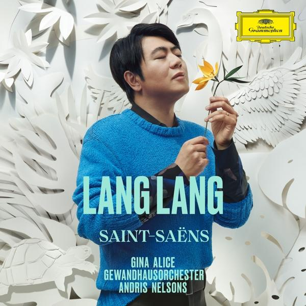 Albumcover mit Lang Lang, der eine gelbe Blume hält, mit weißem Papieraussschnitt-Hintergrund.