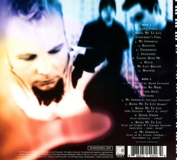 Albumcover für Evanescence, mit Bandmitgliedern im verschwommenen Hintergrund.