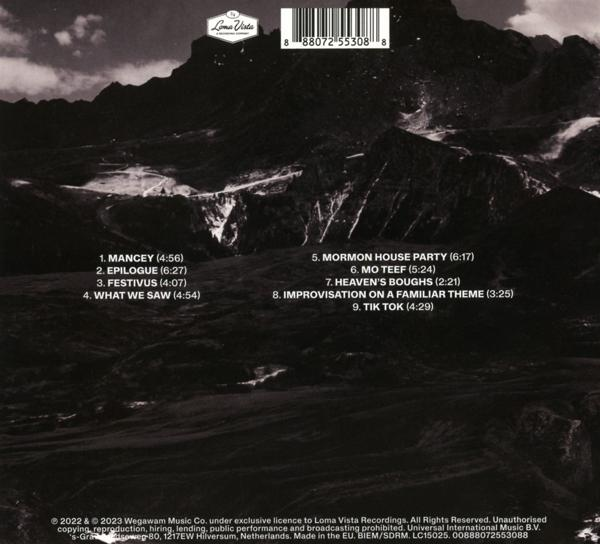 Albumcover mit einer graustufigen Berglandschaft und Titelliste auf weißem Grund.