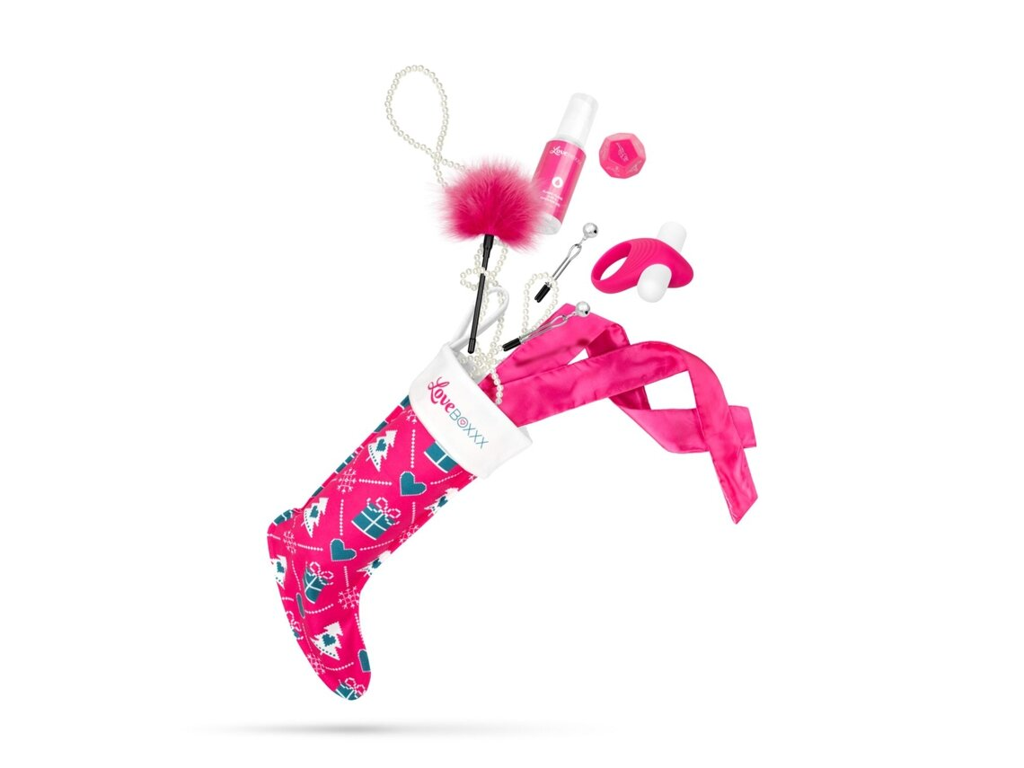 Różowa świąteczna skarpeta z różnymi różowymi zabawkami erotycznymi i wychodzącą różową wstążką.