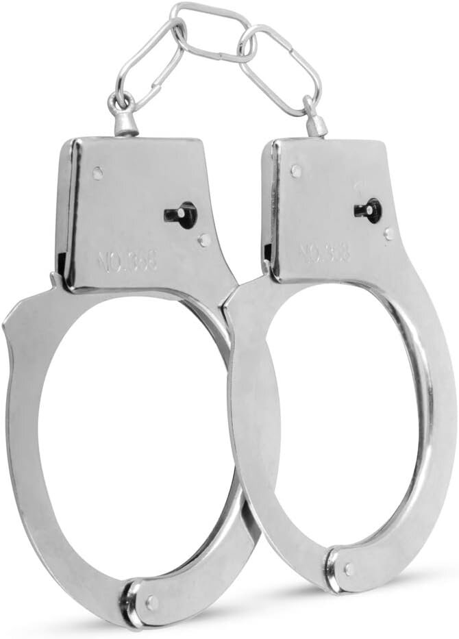 Para srebrnych kajdanek z łańcuchem łączącym je, leżących na białej powierzchni.