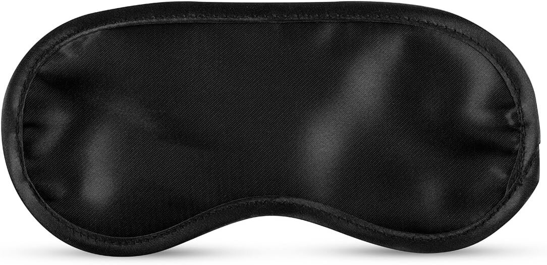 Czarna satynowa maska na oczy z przeszytą obwódką, zaprojektowana do blokowania światła podczas snu.