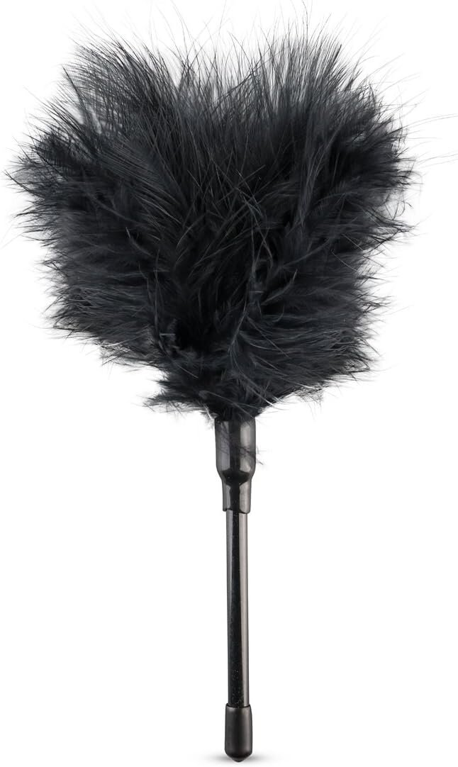 Czarny pędzel z piór z długim, ciemnym uchwytem.