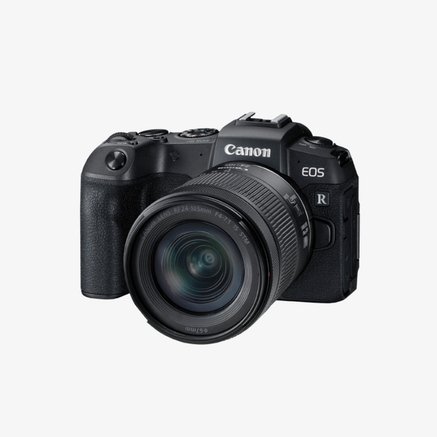 Cámara Canon EOS R negra con lente, aislada sobre fondo blanco, vista en ángulo.
