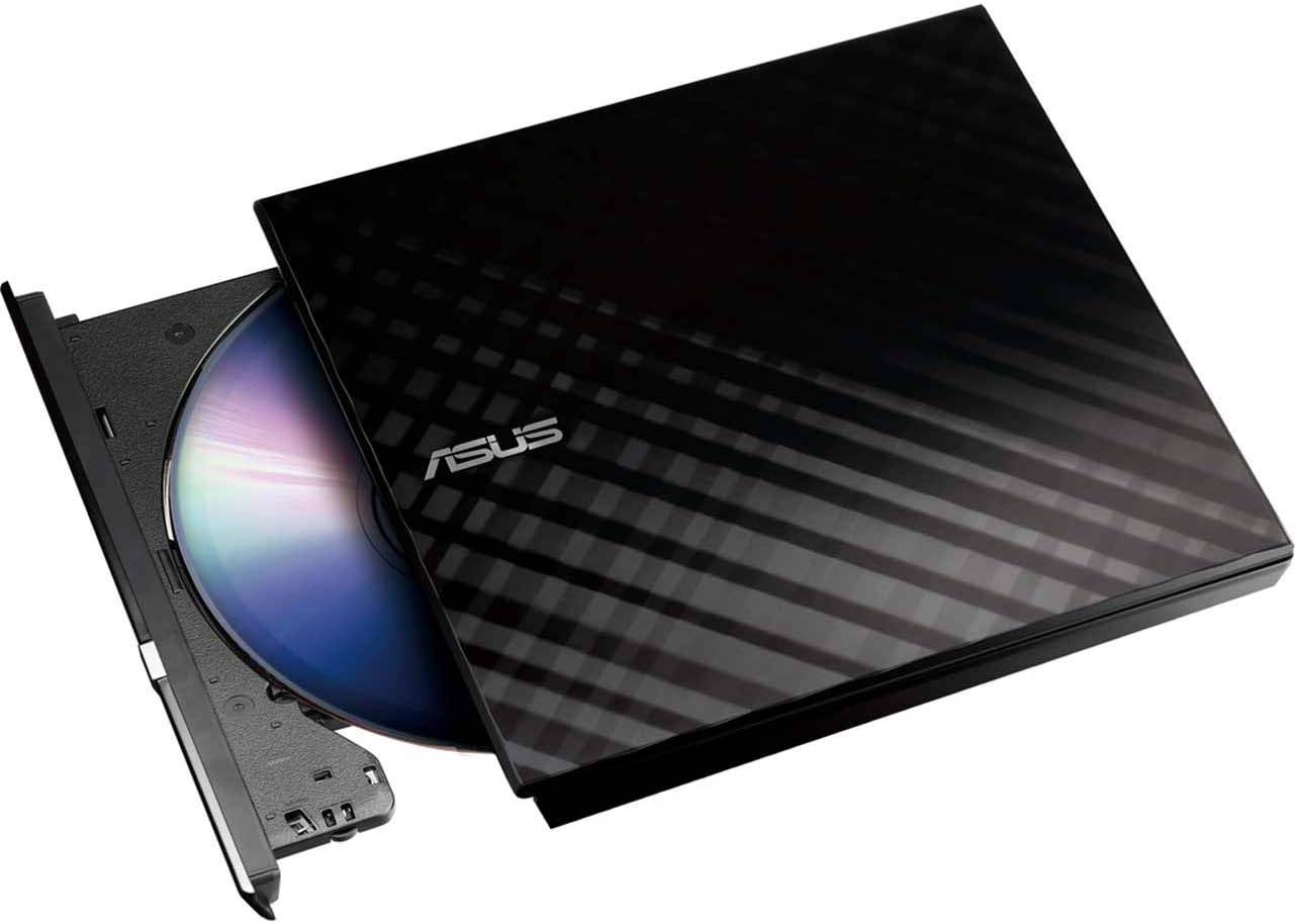 Egy fekete ASUS külső CD-meghajtó, félig kiadott CD-vel.
