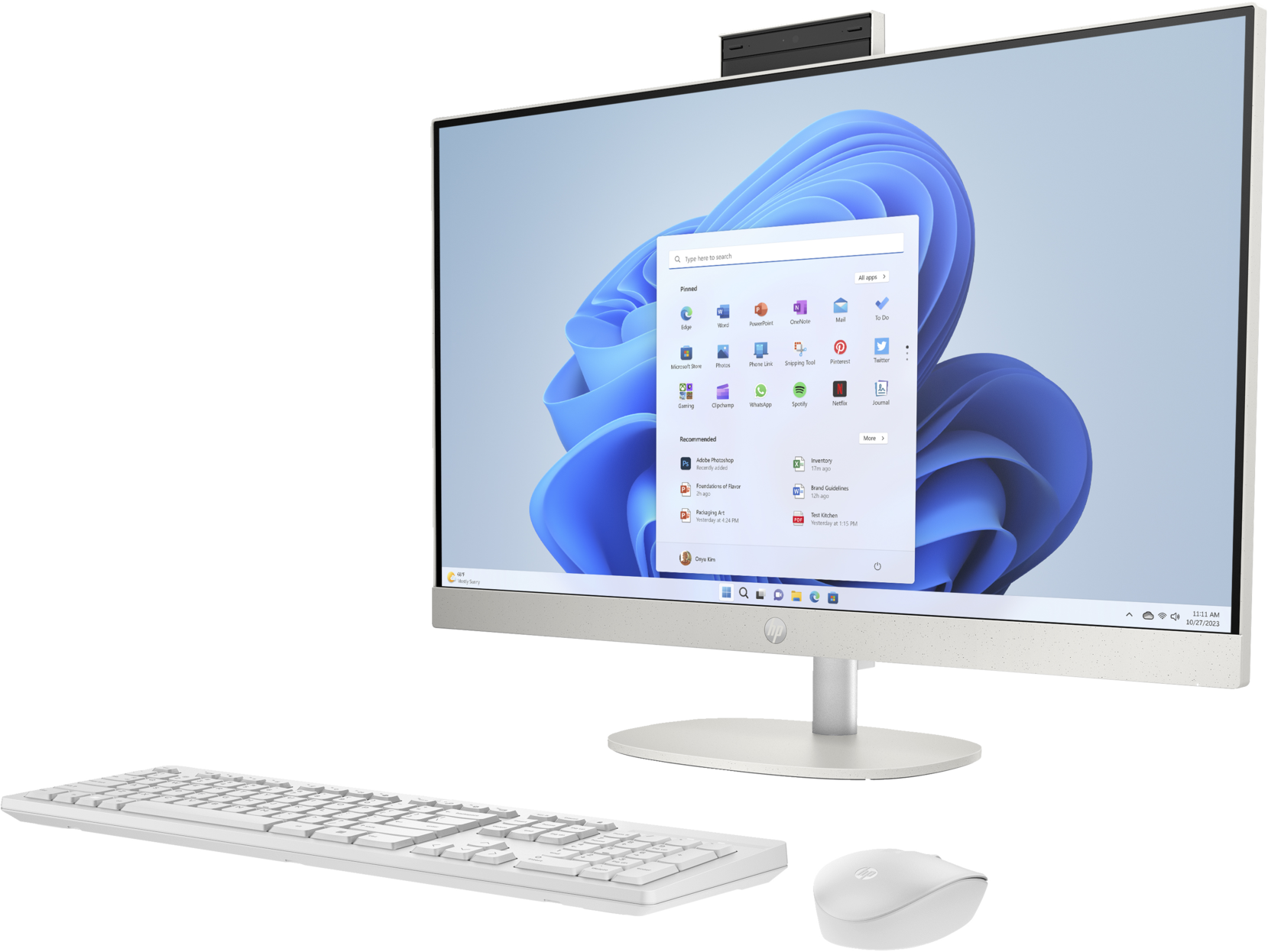 Una computadora de escritorio HP todo en uno blanca con teclado y mouse sobre un fondo negro.