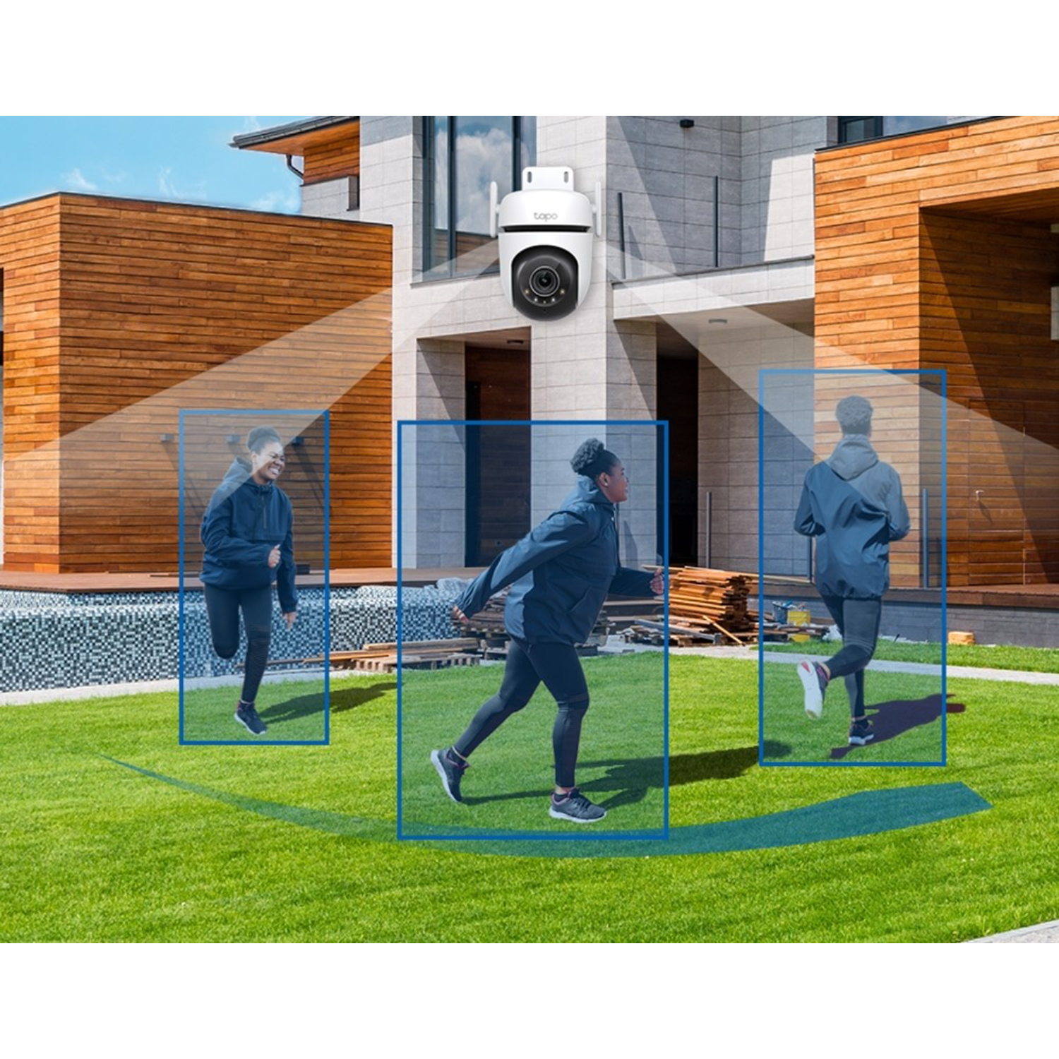 Een beveiligingscamera op een huis, met drie mensen die over het gras rennen.