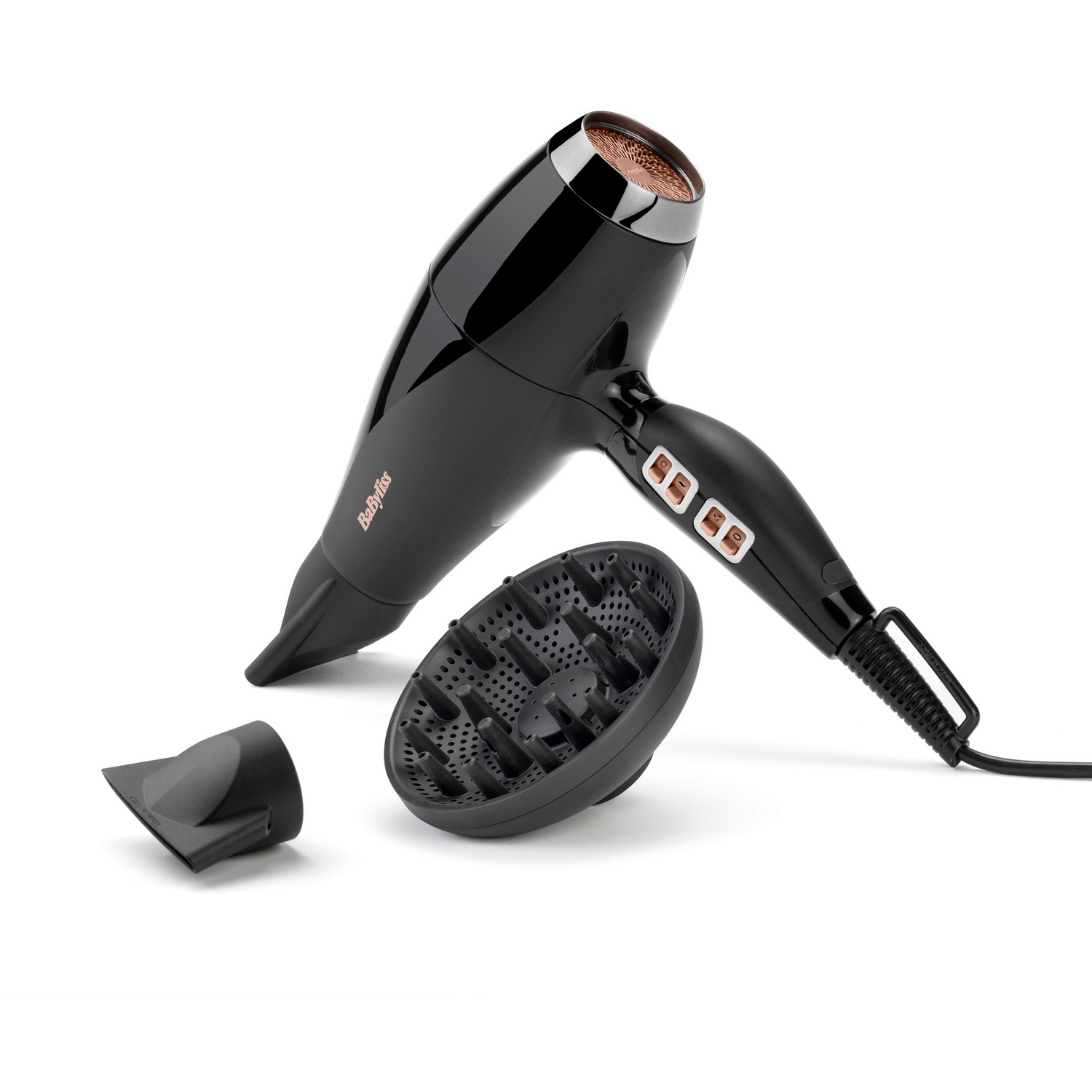Un sèche-cheveux noir avec accessoires. Il est sur fond blanc. Il y a un diffuseur et une buse.