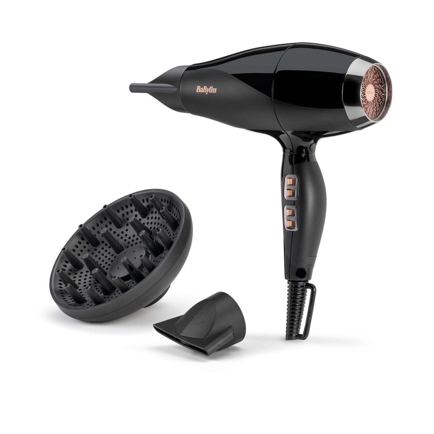 Sèche-cheveux noir avec accessoires sur fond blanc.