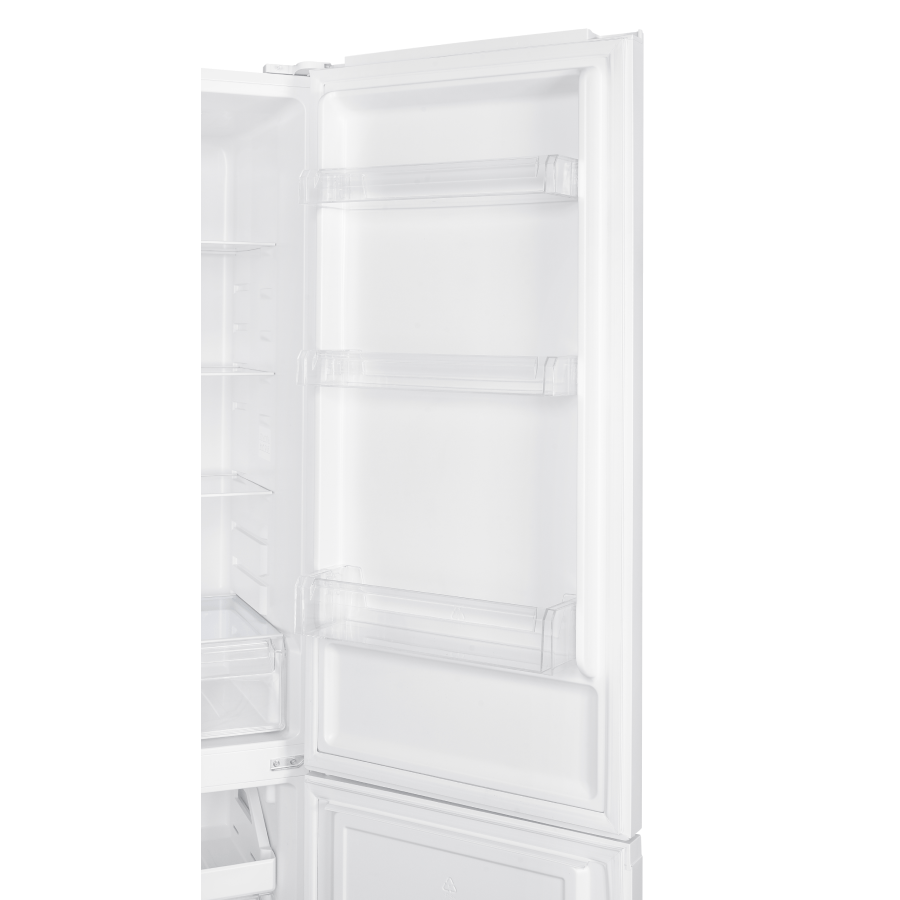 Un refrigerador blanco abierto, con tres estantes y un cajón, mostrando el interior.