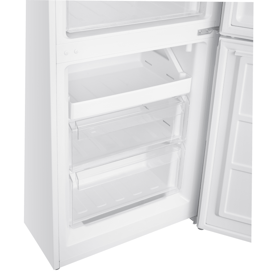 Primer plano del interior de un refrigerador blanco. Se ven cajones y estantes.