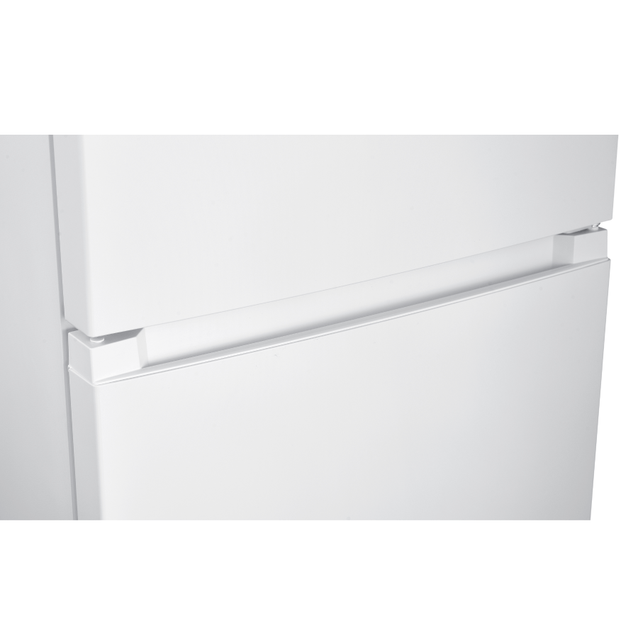 Refrigerador blanco con asa. Primer plano de la parte superior del refrigerador.