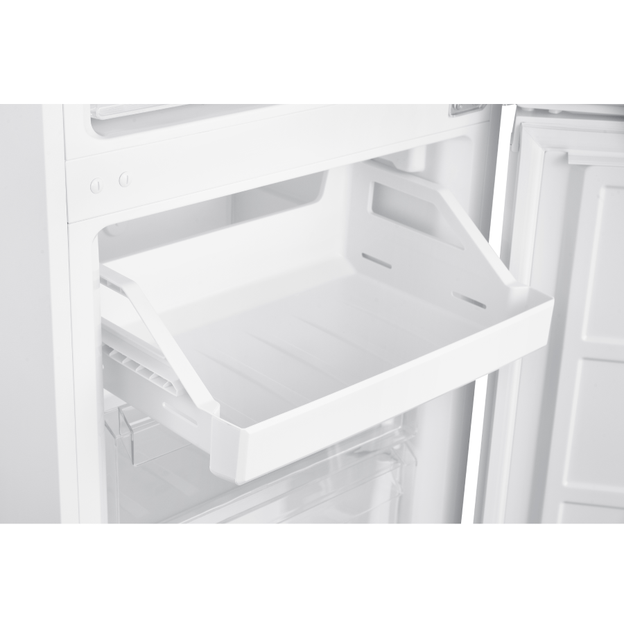 Un interior de refrigerador blanco con un cajón abierto. El cajón está vacío.