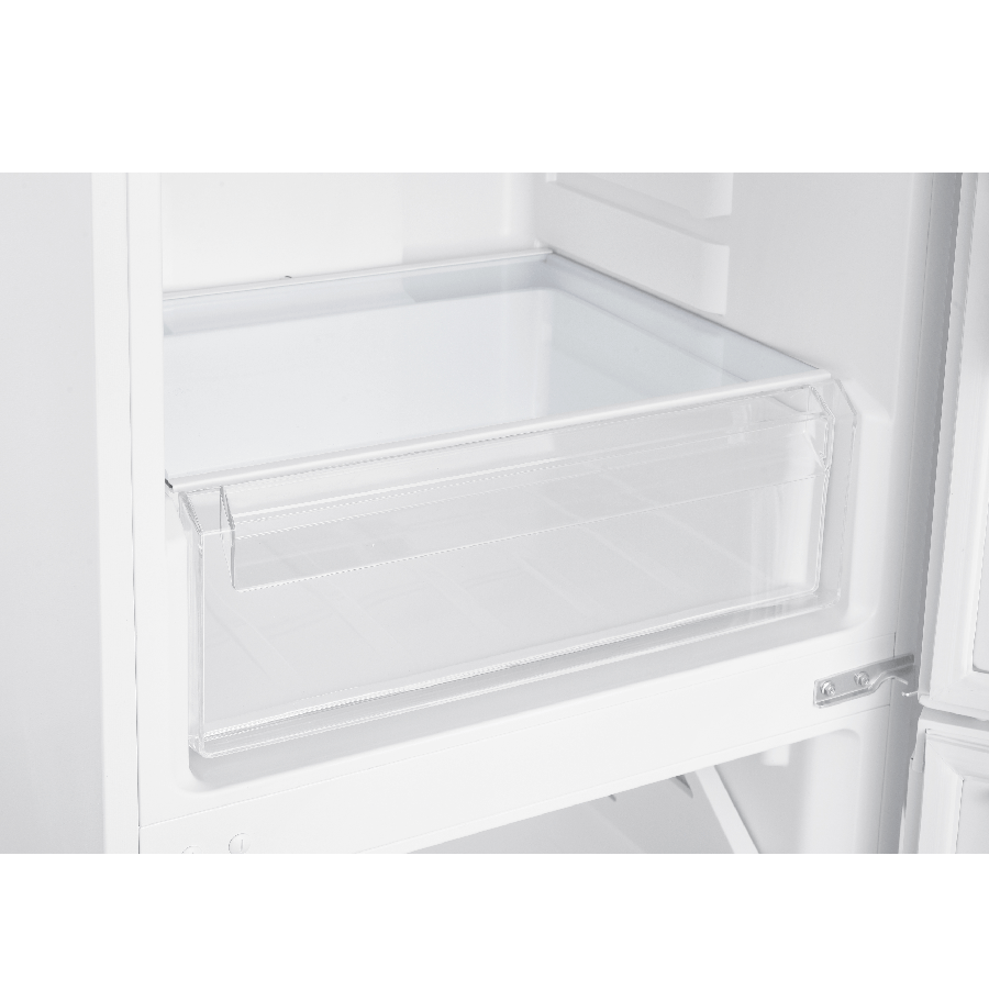 Cajón de plástico transparente dentro de un refrigerador blanco.