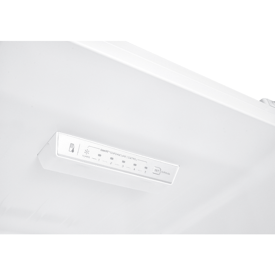 Primer plano de un panel de control de refrigerador con ajustes de temperatura y etiquetas, fondo blanco.