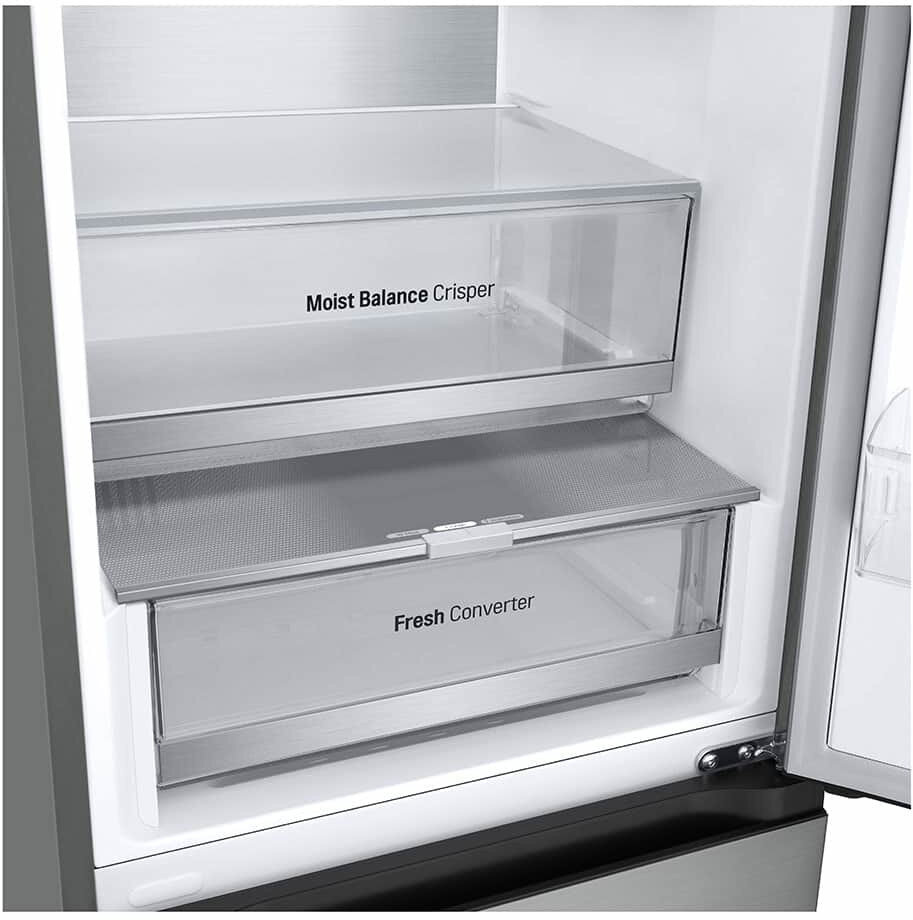 Wnętrze lodówki. Dwie przezroczyste szuflady z etykietami 'Moist Balance Crisper' i 'Fresh Converter'.