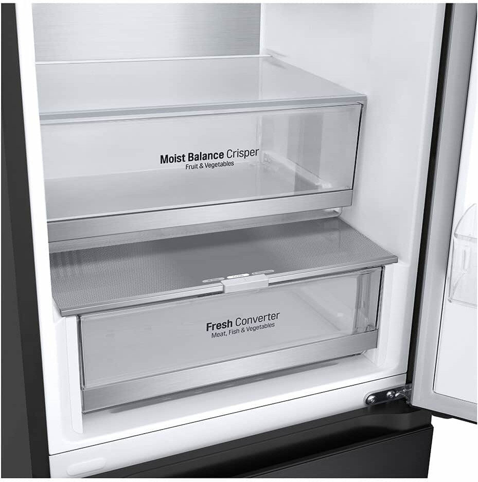 Wnętrze lodówki z dwiema przezroczystymi szufladami oznaczonymi 'Moist Balance Crisper' i 'Fresh Converter'.