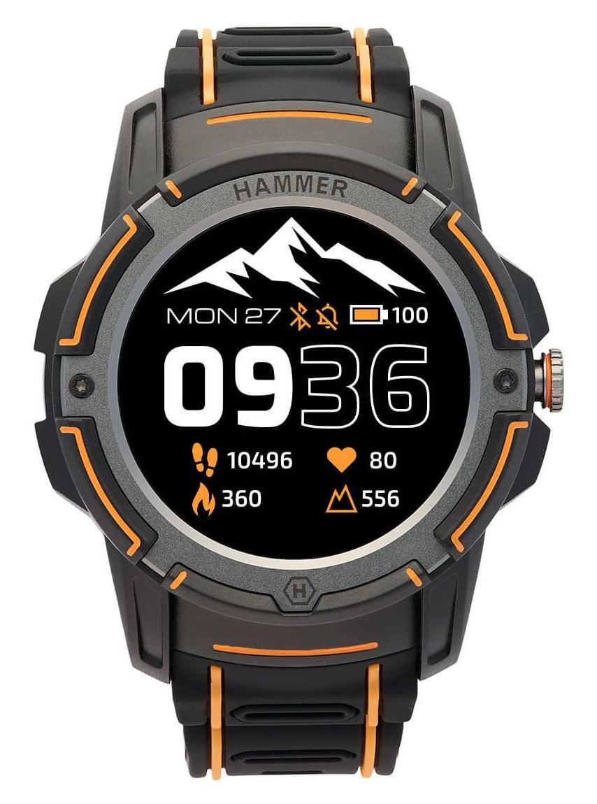 Czarny smartwatch z pomarańczowym pierścieniem, wyświetlający czas, kroki, tętno i baterię.