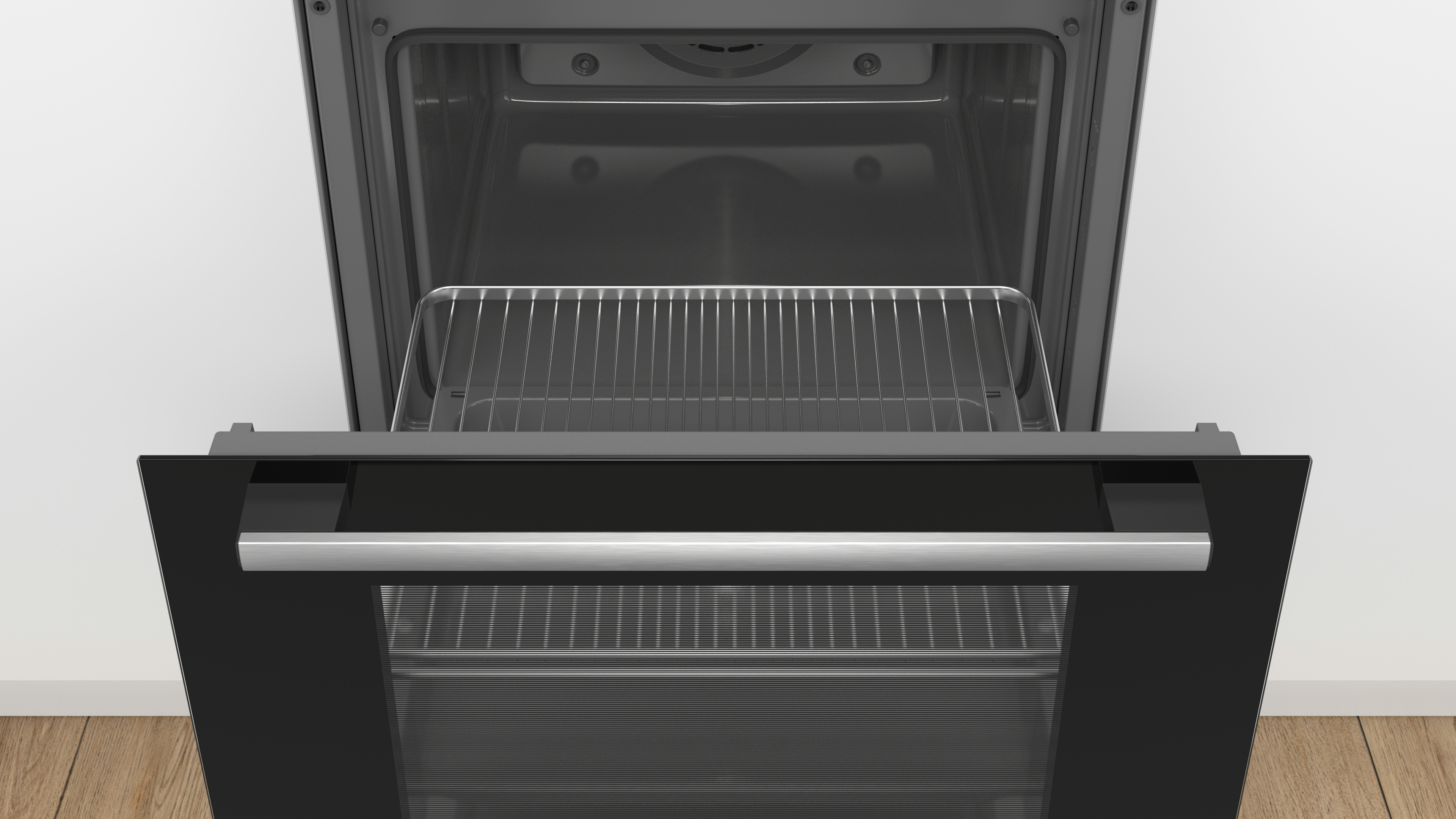 Une vue intérieure d'un four avec une grille. Le four est noir et la porte est ouverte.