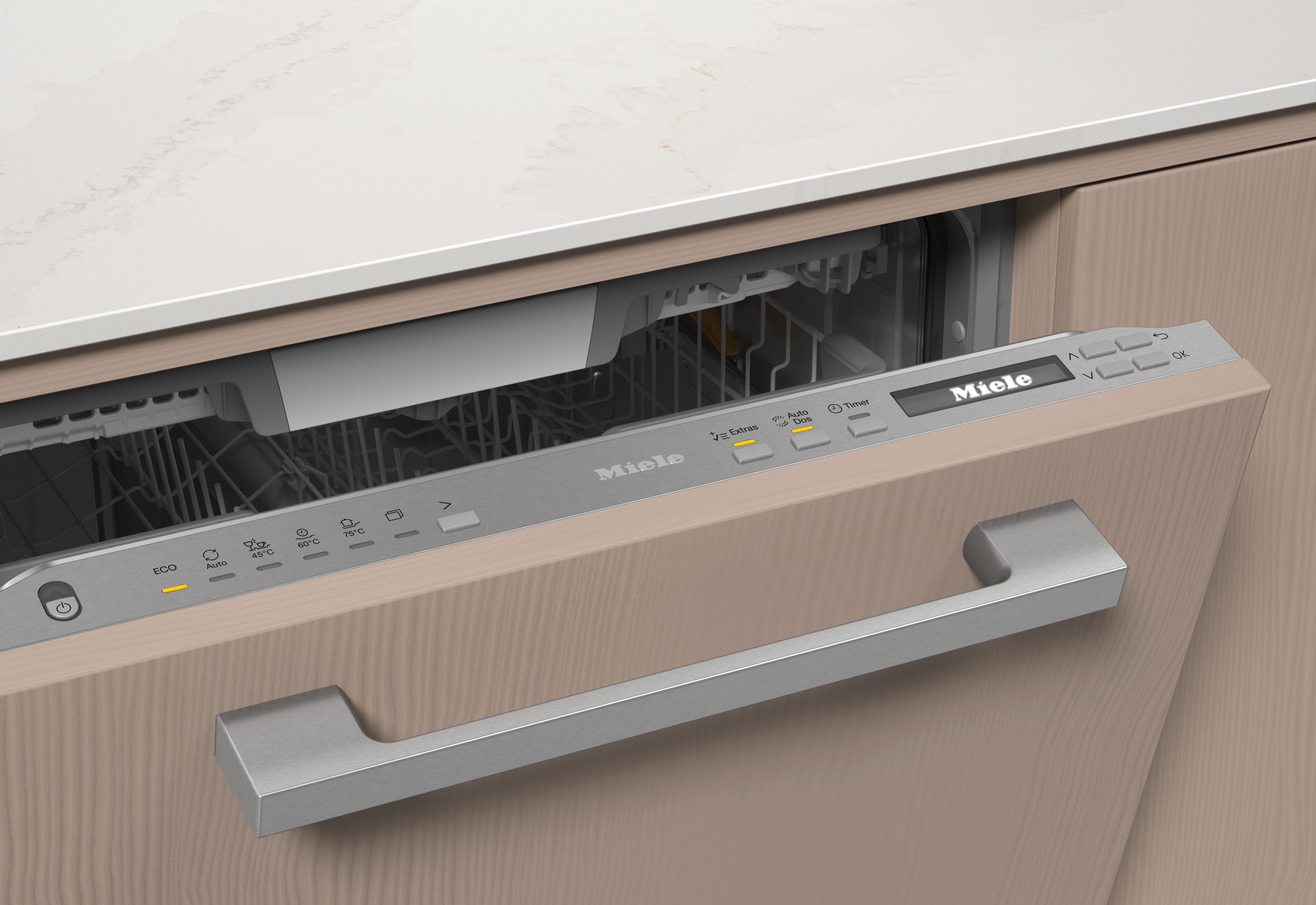 Geschirrspüler mit geöffneter Tür. Bedienfeld mit Miele-Logo und Tasten sichtbar. Innenraum ist sauber.